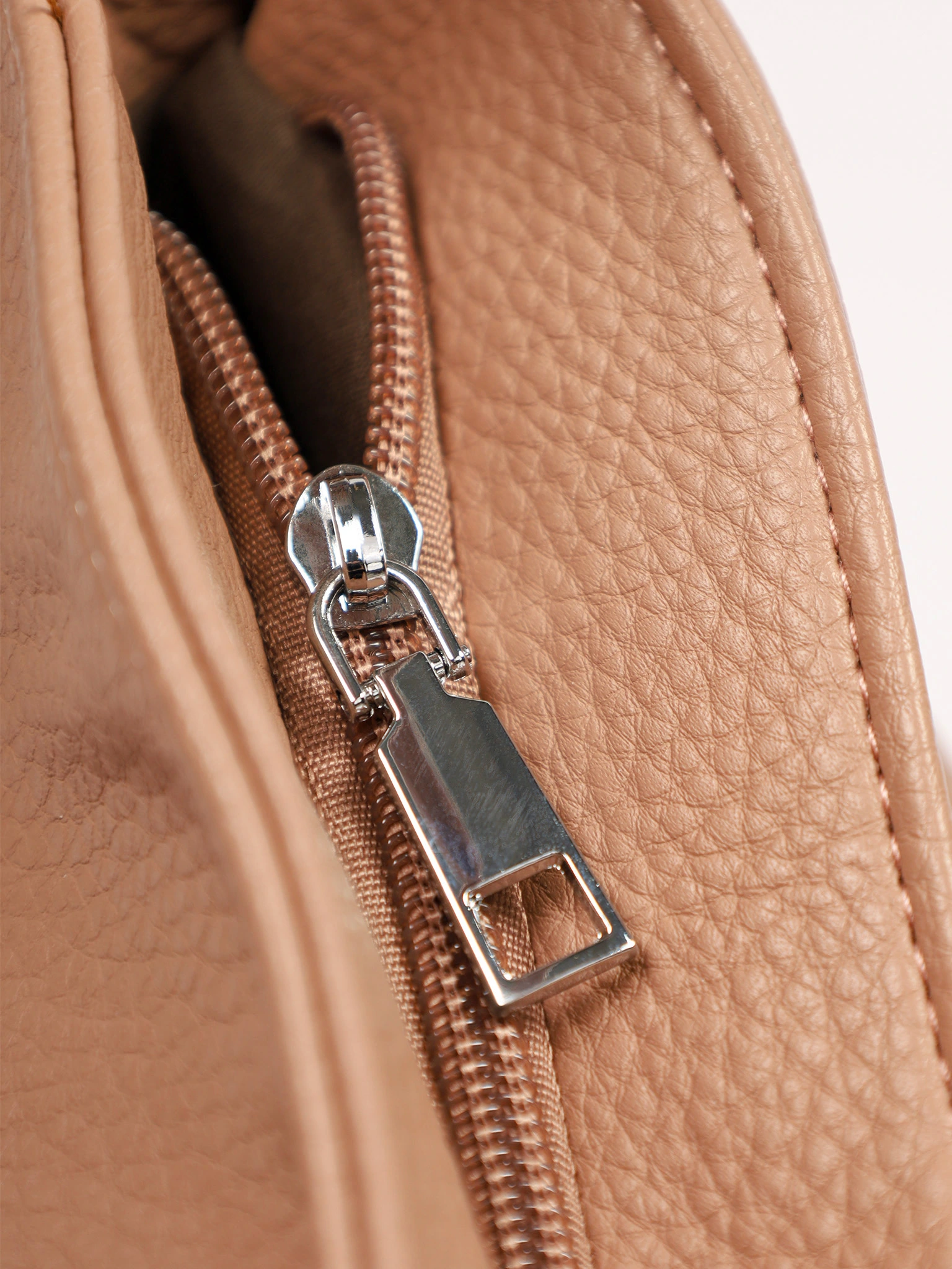 Сумка-шоппер  с боковыми карманами и декоративными пуллерами в ассортименте